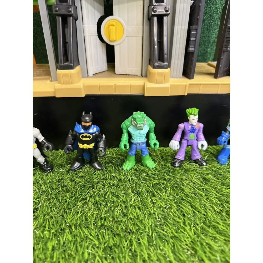 Fisher-Price Imaginext DC Super Friends Batman Gotham City Playset 5 Figures